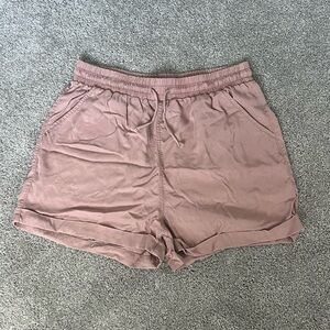 Universal Thread Women's M Greyish Pink Shorts
100% Lyocell Lightweight & Casual